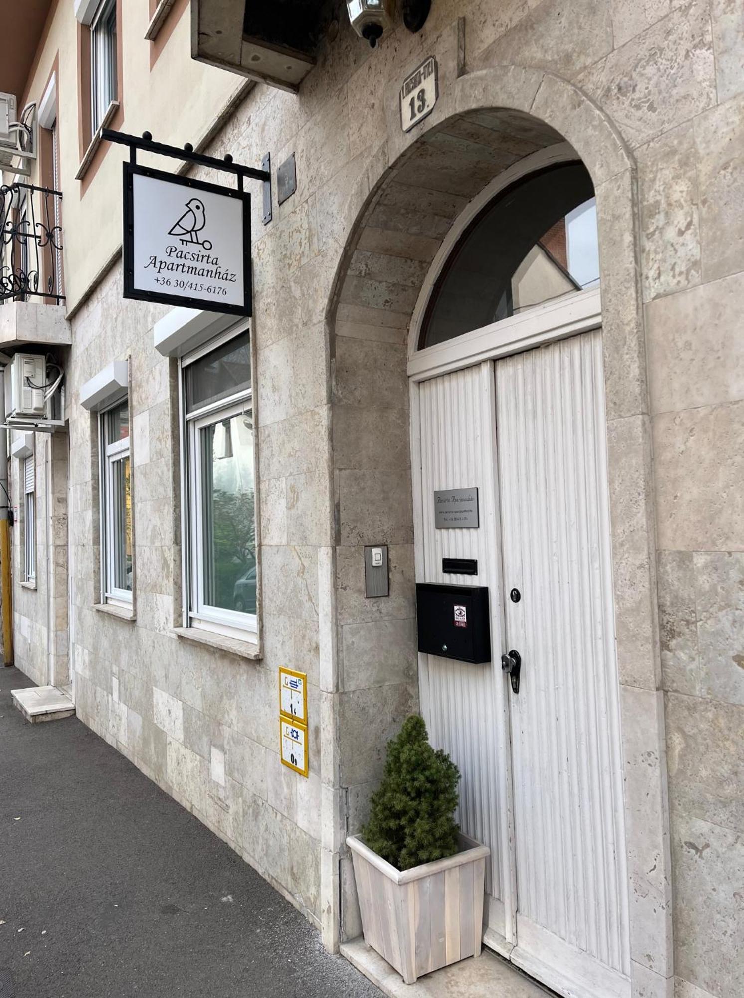 Pacsirta Apartman Grand Eger Buitenkant foto