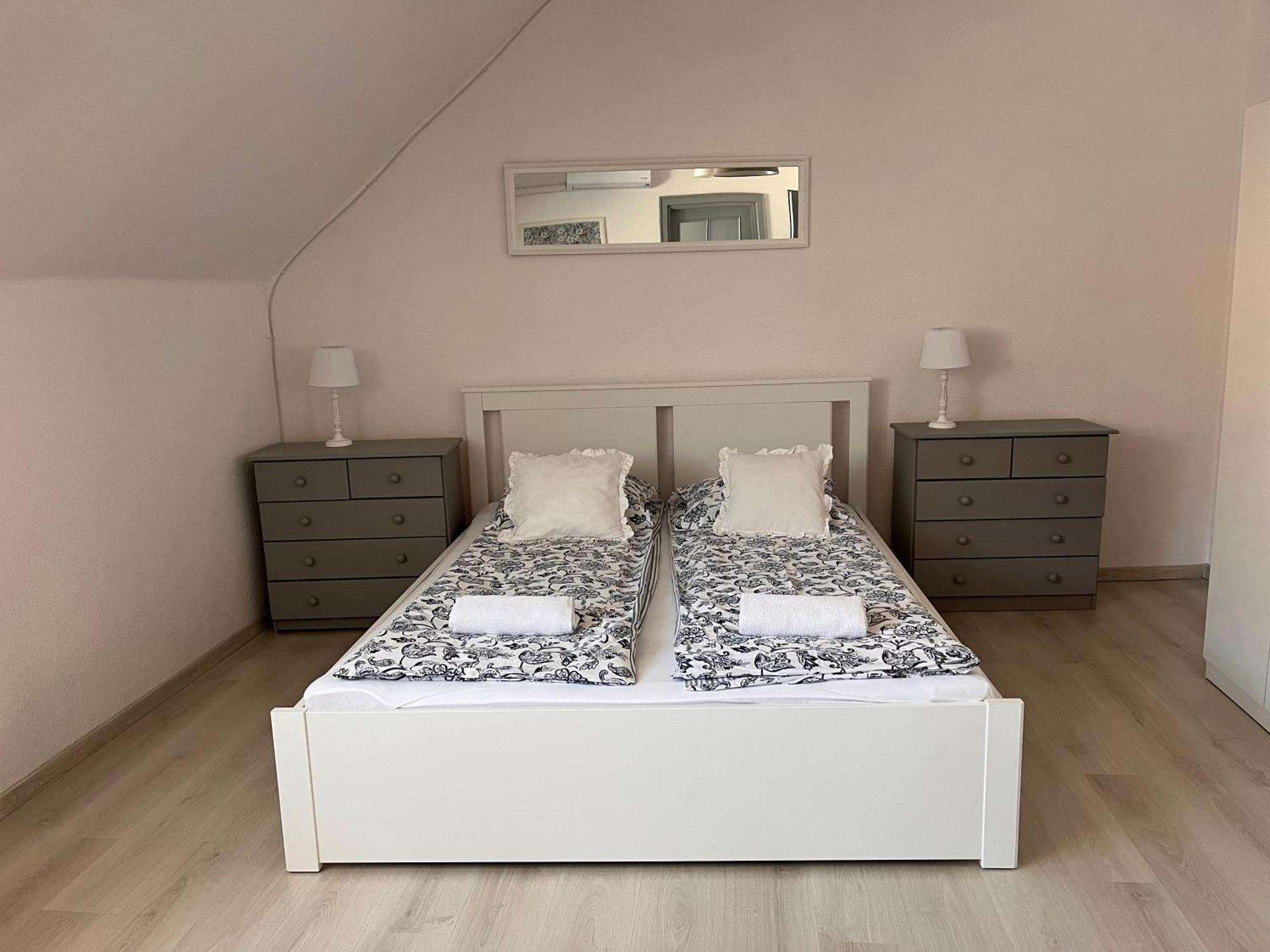 Pacsirta Apartman Grand Eger Buitenkant foto