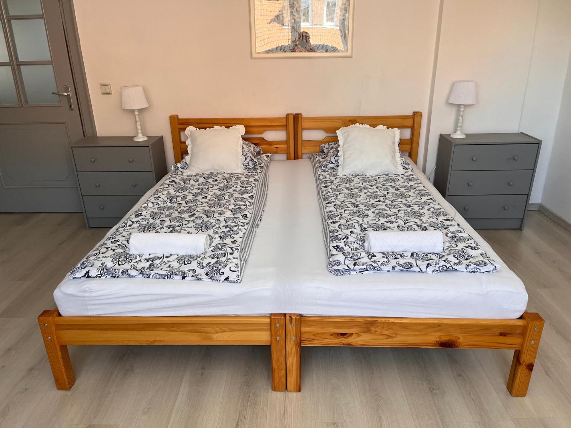 Pacsirta Apartman Grand Eger Buitenkant foto