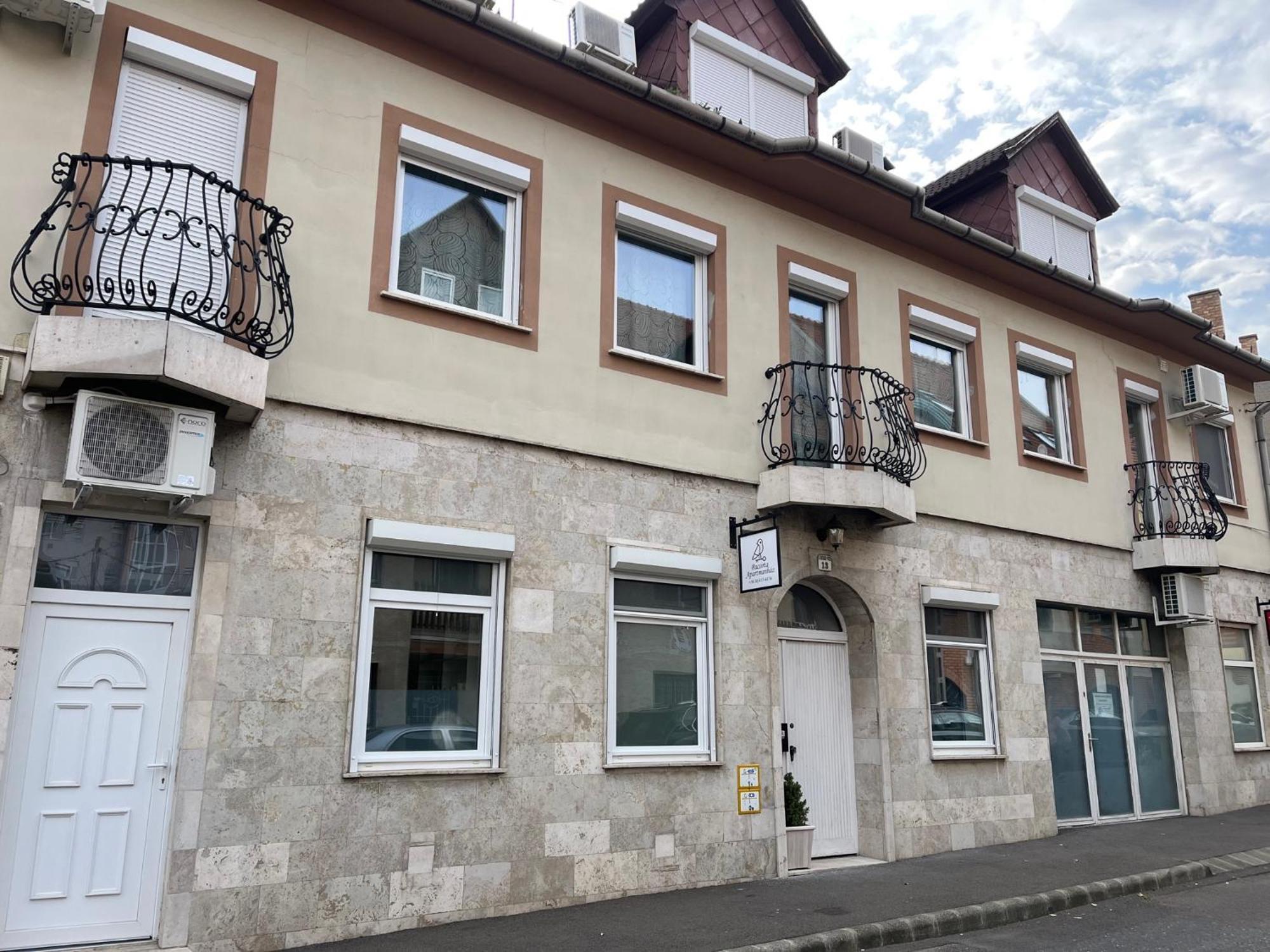 Pacsirta Apartman Grand Eger Buitenkant foto